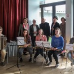 Gruppenfoto mit Pfarrer Pucher, vier Damen des Lavanttaler Frauentreffs sowie einem kleinen Ensemble aus jungen Musikerinnen und Musikern der Musikschule (© Frau Claudia Cufer).