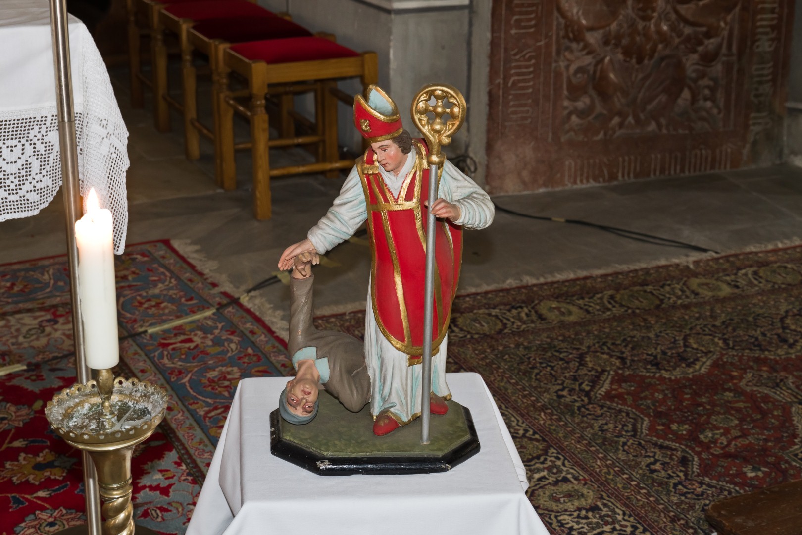 Eine andere Statue welche den Heiligen mit einem Kranken an der rechten Hand zeigt, vermutlich einen an Epilepsie Leidenden, zumal Valentin von Terni auch bei solchen Leiden angerufen wurde (© Herr Mag. Bernhard Wagner).