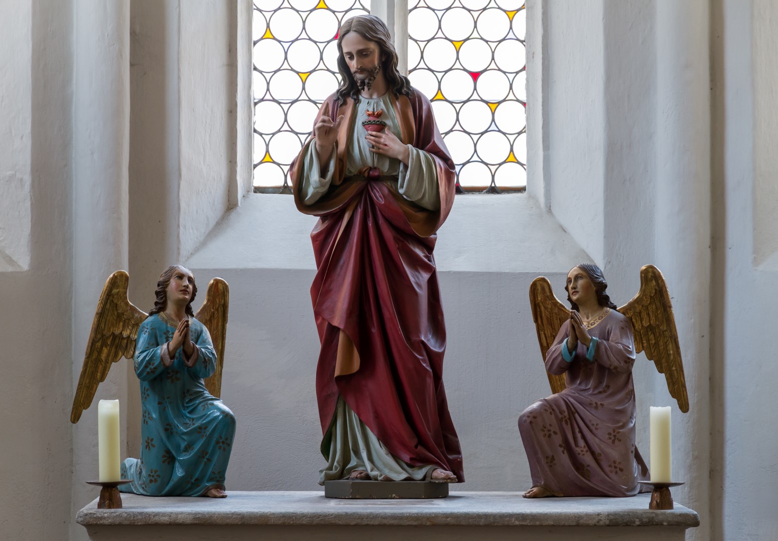 Herz-Jesu Statue flankiert von Engeln in der Turmkapelle der Markuskirche (© Herr Mag. Bernhard Wagner).