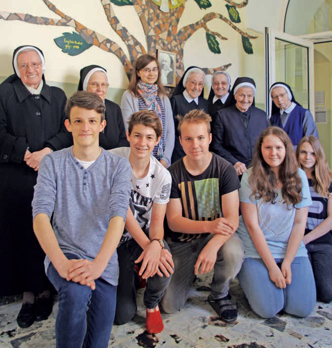 Ordensschwestern mit Schülerinnen und Schülern in St. Andrä im Lavanttal