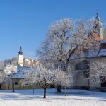 ... und hier mit Seitengebäude im Winter 2017/2018 (© Haus St. Benedikt, Pater Mag. Siegfried Stattmann OSB).