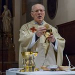 ... bei welcher der Priester den Leib Christi und den Kelch mit dem Blut Christi der versammelten Gemeinde zeigt (© Herr Mag. Bernhard Wagner).