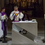 Der Diakon bereitet die Opfergaben am Beginn der Eucharistiefeier (© Herr Mag. Bernhard Wagner).