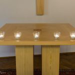 Neuer Altar in der Hauskapelle des Pfarrhofs mit Lichtern für das Morgengebet (© Herr Mag. Bernhard Wagner).
