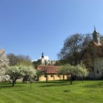 Das Haus St. Benedikt mit Seitengebäude im Frühling 2018 (© RE PHOTO).