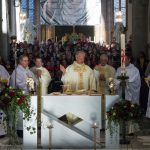 ... neben ihm die beiden Diakone und Priester (© Herr Mag. Bernhard Wagner).