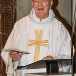 Dechant Hofer bedankt sich am Ende des Gottesdienstes (© Herr Gerhard Pulsinger).