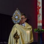 Der Kaplan beim Eucharistischen Segen am Ende der Anbetung (© Herr Mag. Bernhard Wagner).
