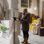 Wortgottesdienst: Epistel: Frau Martha Radl liest die Epistel, eine Textstelle aus dem Brief des Apostels Paulus an die Römer (Röm 6, 3-11), … (© Herr Mag. Bernhard Wagner).