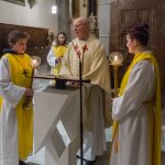 Wortgottesdienst: Evangelium: Dechant Hofer verkündet die frohe Botschaft der Osternacht, nämlich im laufenden Lesejahr B nach dem Evangelisten Markus, Kapitel 16, Verse 9-15. ... (© Herr Mag. Bernhard Wagner).