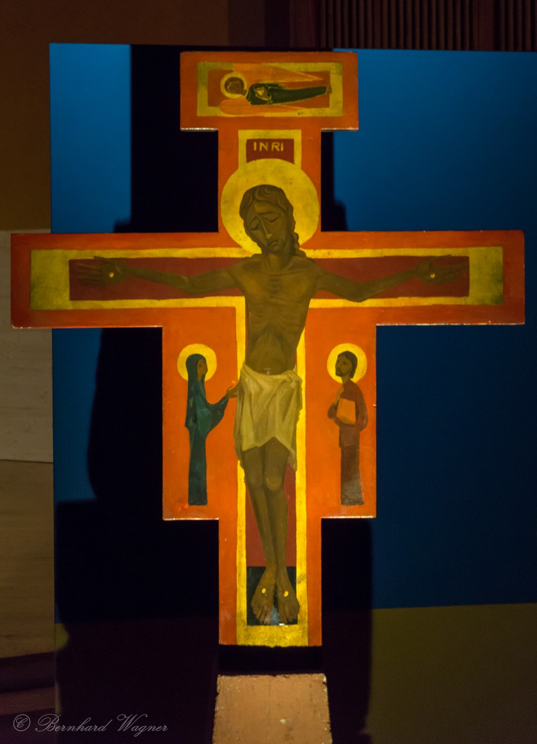 Kreuzikone von Taizé in abendlicher Beleuchtung in der Versöhnungskirche (© Herr Mag. Bernhard Wagner)