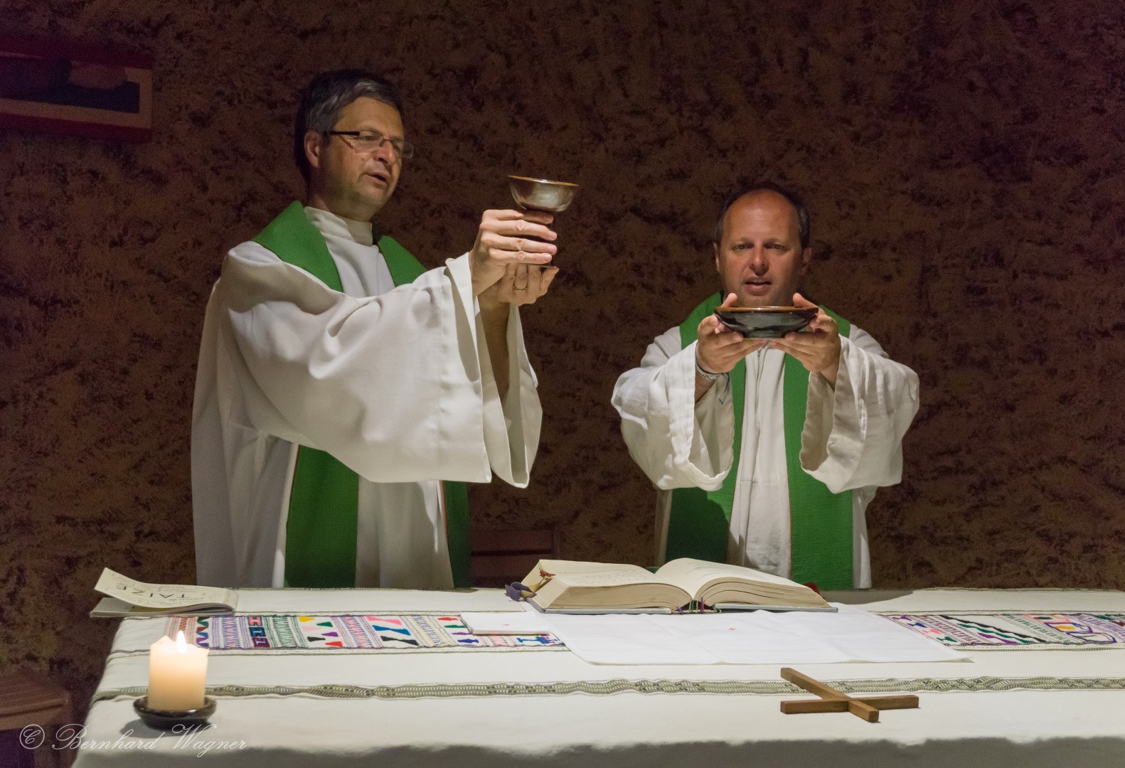 Doxologie beim Gottesdienst der Reisegruppe in der Krypta der Versöhnungskirche (© Herr Mag. Bernhard Wagner).