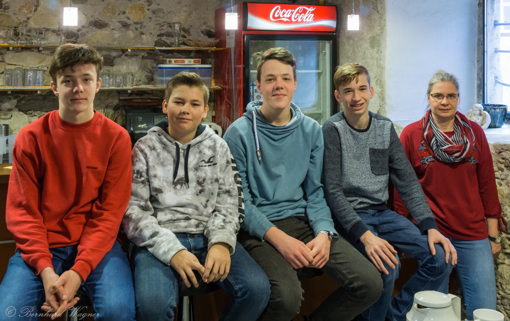 Die Firmlinge der Firmgruppe bei der Theke im Pfarrkaffee mit Religionslehrerin und Firmgruppenleiterin Frau Martha Radl.