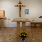 Bereich um den Altar in der Hauskapelle des Pfarrhofs (© Herr Mag. Bernhard Wagner).
