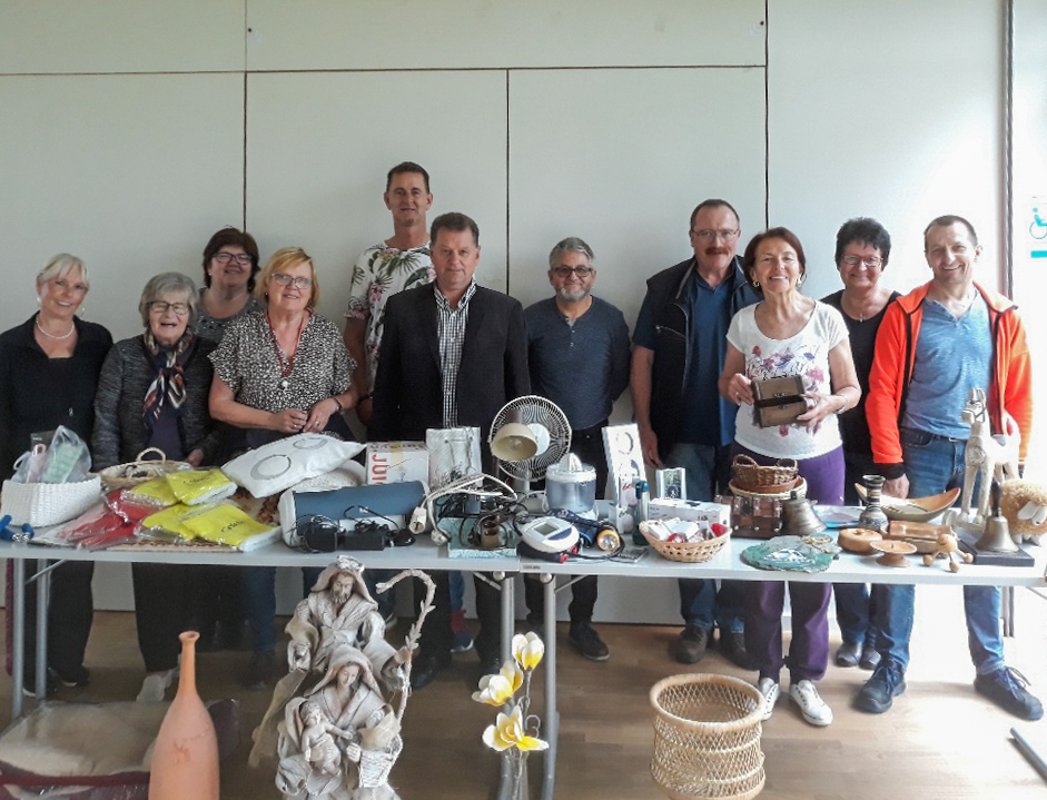 Gruppenfoto der Organisatorinnen und Organisatoren von Pfarrkaffee und Flohmarkt des Sozialausschusses der Pfarre Wolfsberg (© Pfarre Wolfsberg).