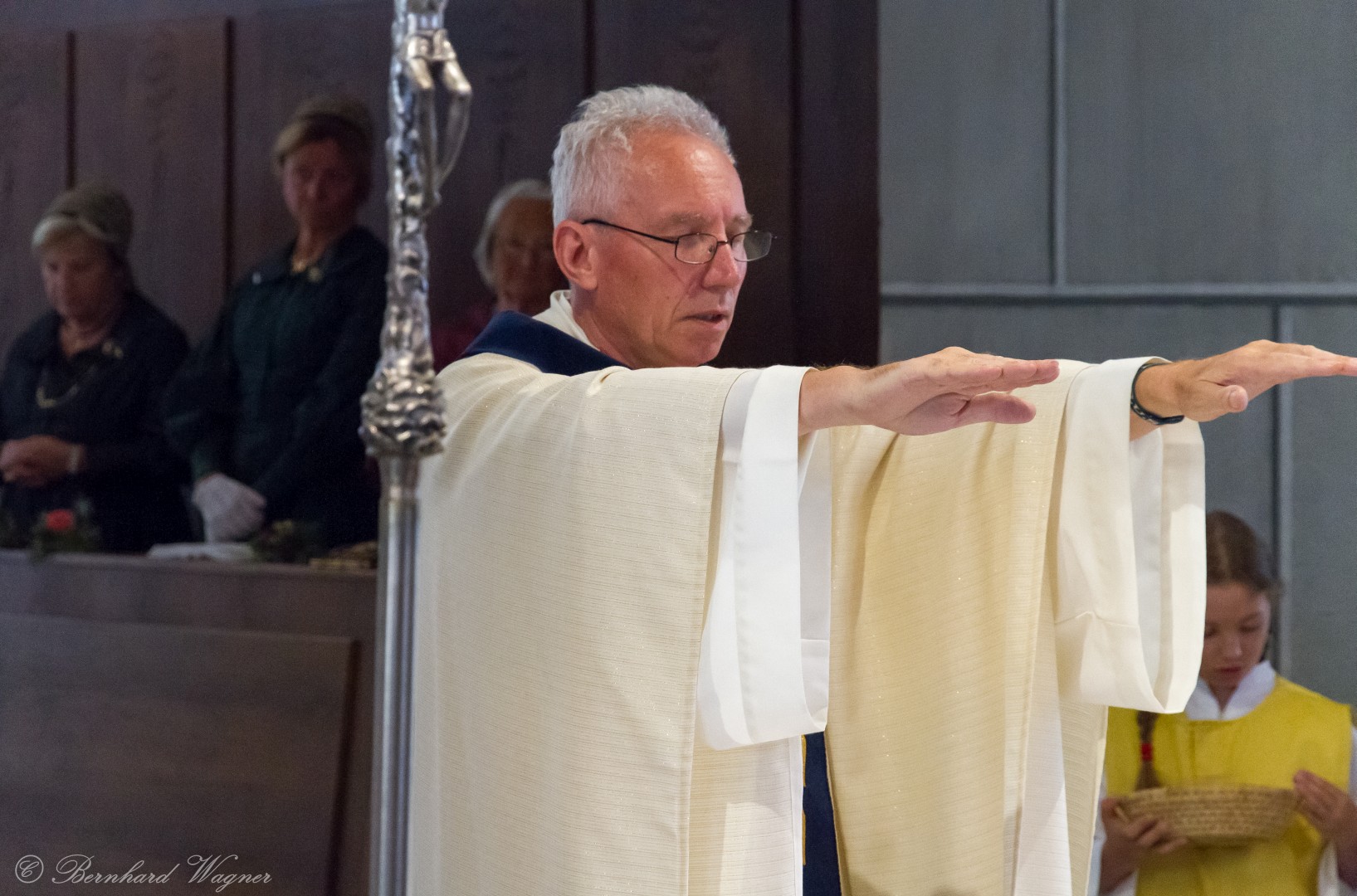Allgemeiner Primizsegen von Neupriester Hohenberger am Ende des Gottesdienstes (© Herr Mag. Bernhard Wagner).